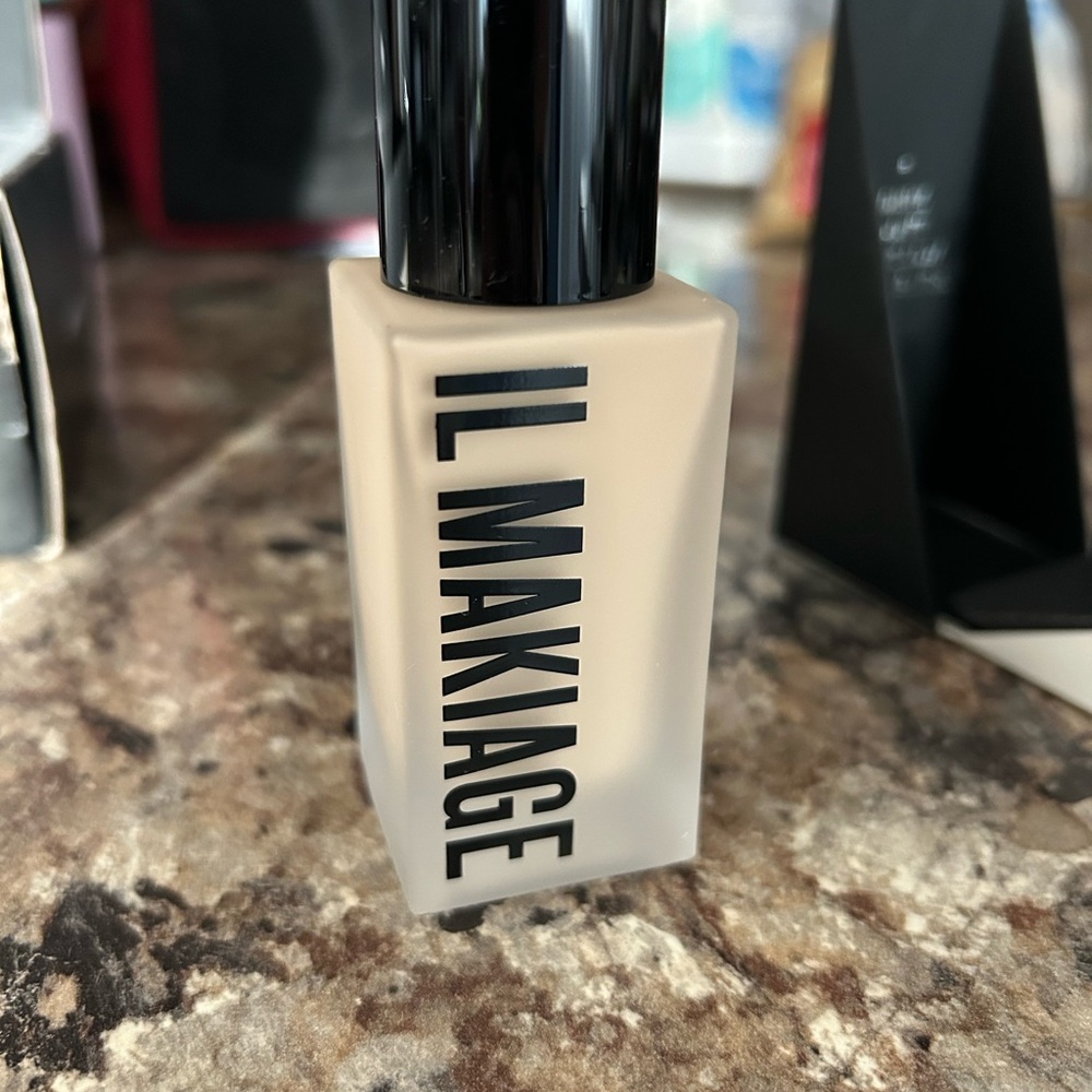 IL MAKIAGE Woke Up Like This Foundation color #20